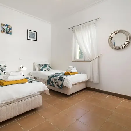 Contemporary 3 Bedroom In Appartement