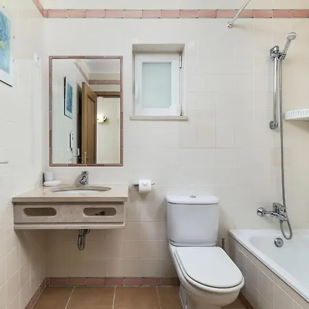 Contemporary 3 Bedroom In Appartement *